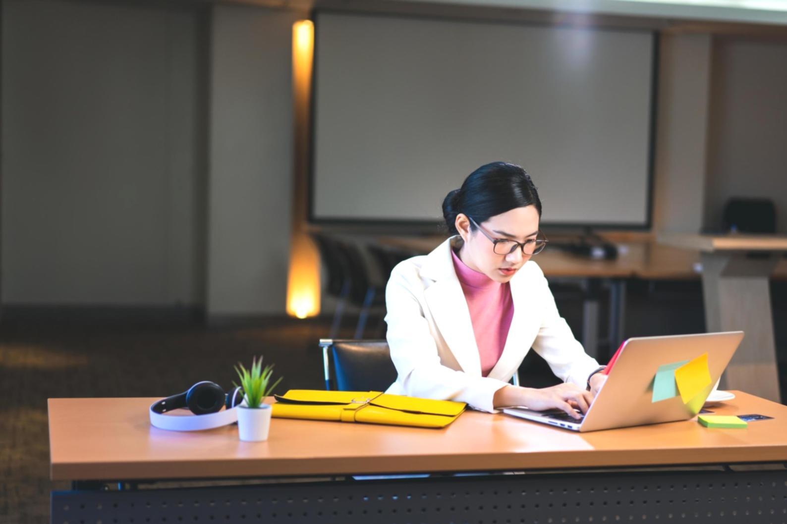 Estudiantes aplicando estrategias de SEO móvil en entornos reales