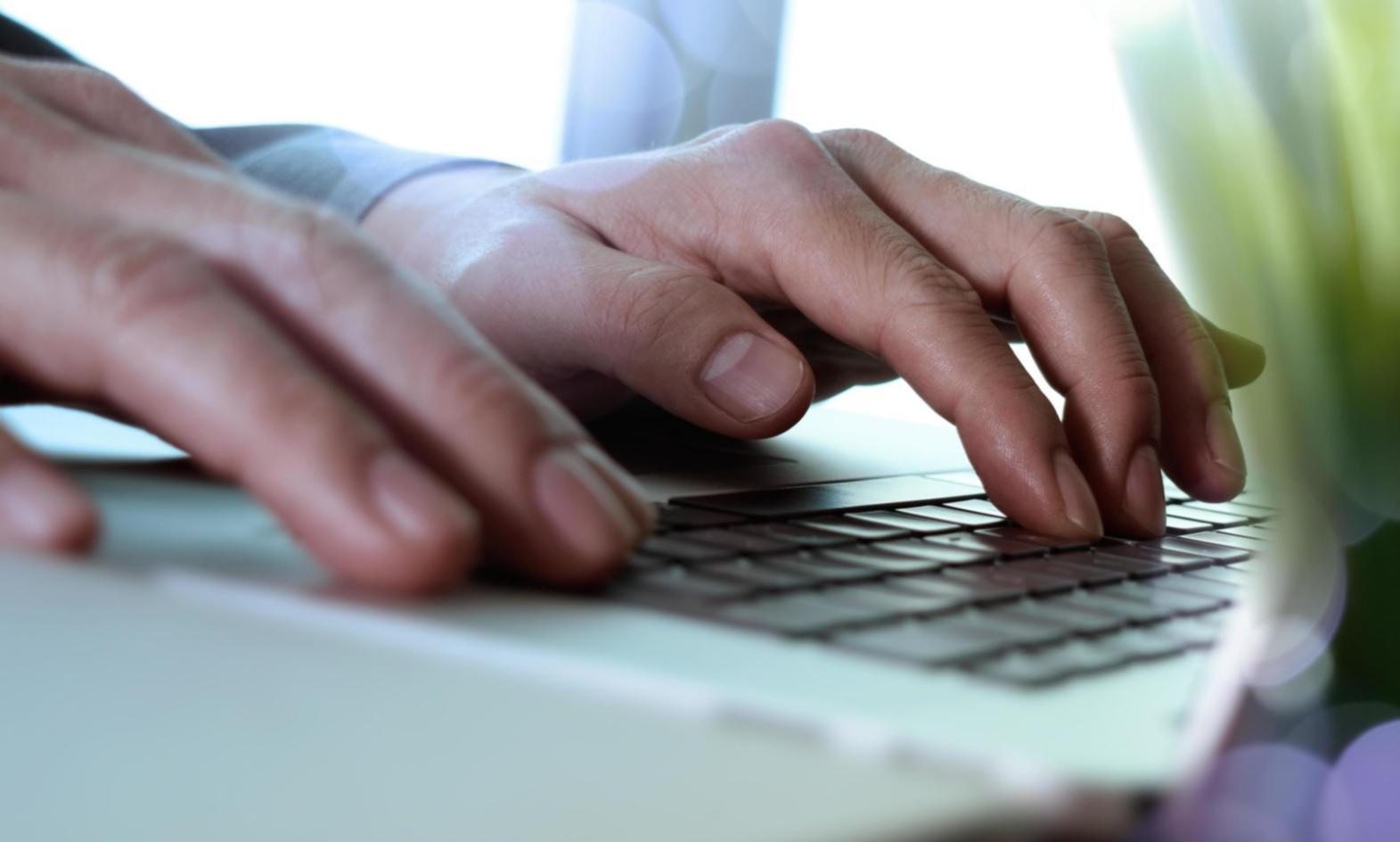 Estudiante trabajando en optimización móvil